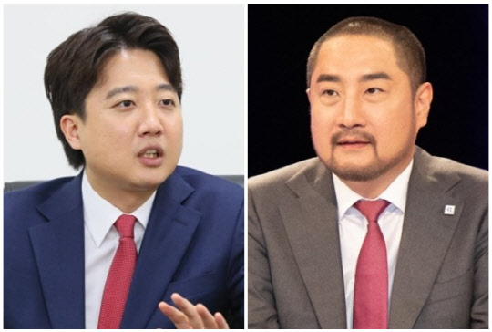 이준석(왼쪽) 국민의힘 대표와 강용석 무소속 경기지사 후보. <연합뉴스>
